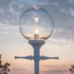 Konstsmide Mastleuchte Orion In Weiß Mit Klarem Kugelschirm