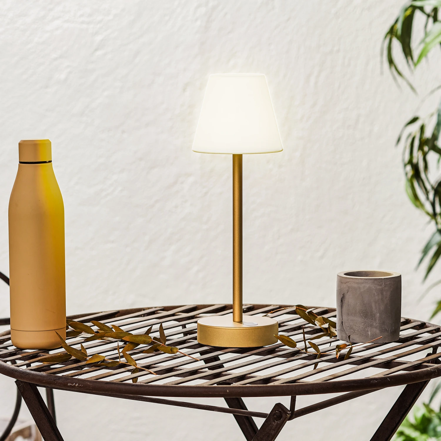 Newgarden Lola Slim LED-Tischlampe Akku, Messing