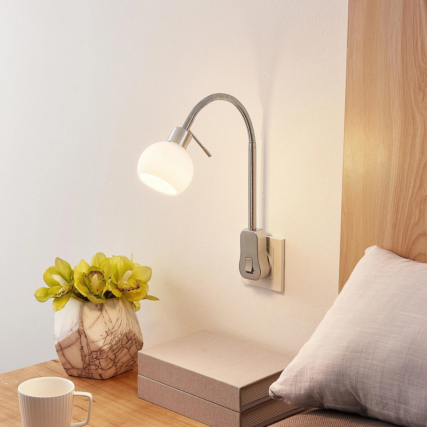 Lindby Aeryn Steckdosenleuchte, Flexarm, Schalter – Bild 2