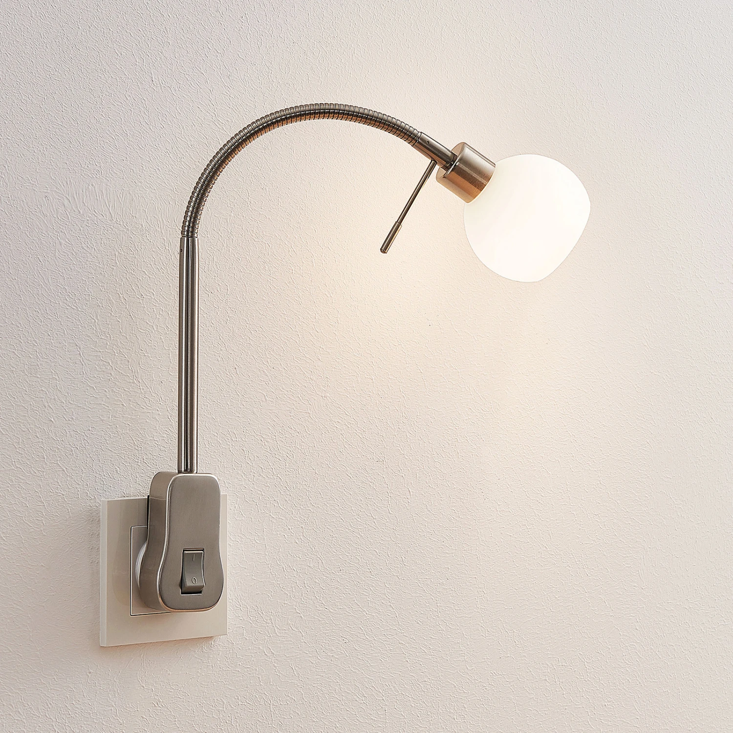 Lindby Aeryn Steckdosenleuchte, Flexarm, Schalter – Bild 6