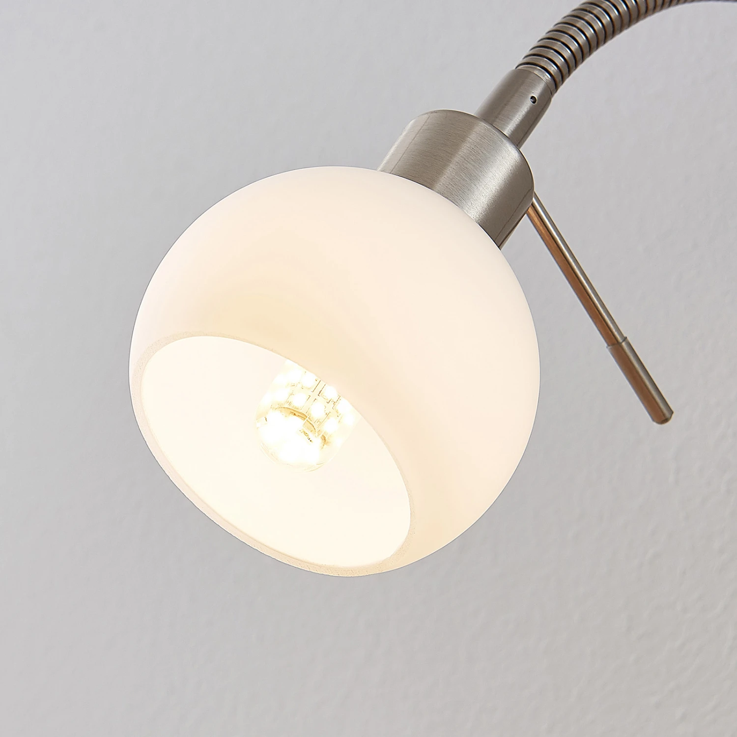 Lindby Aeryn Steckdosenleuchte, Flexarm, Schalter – Bild 7