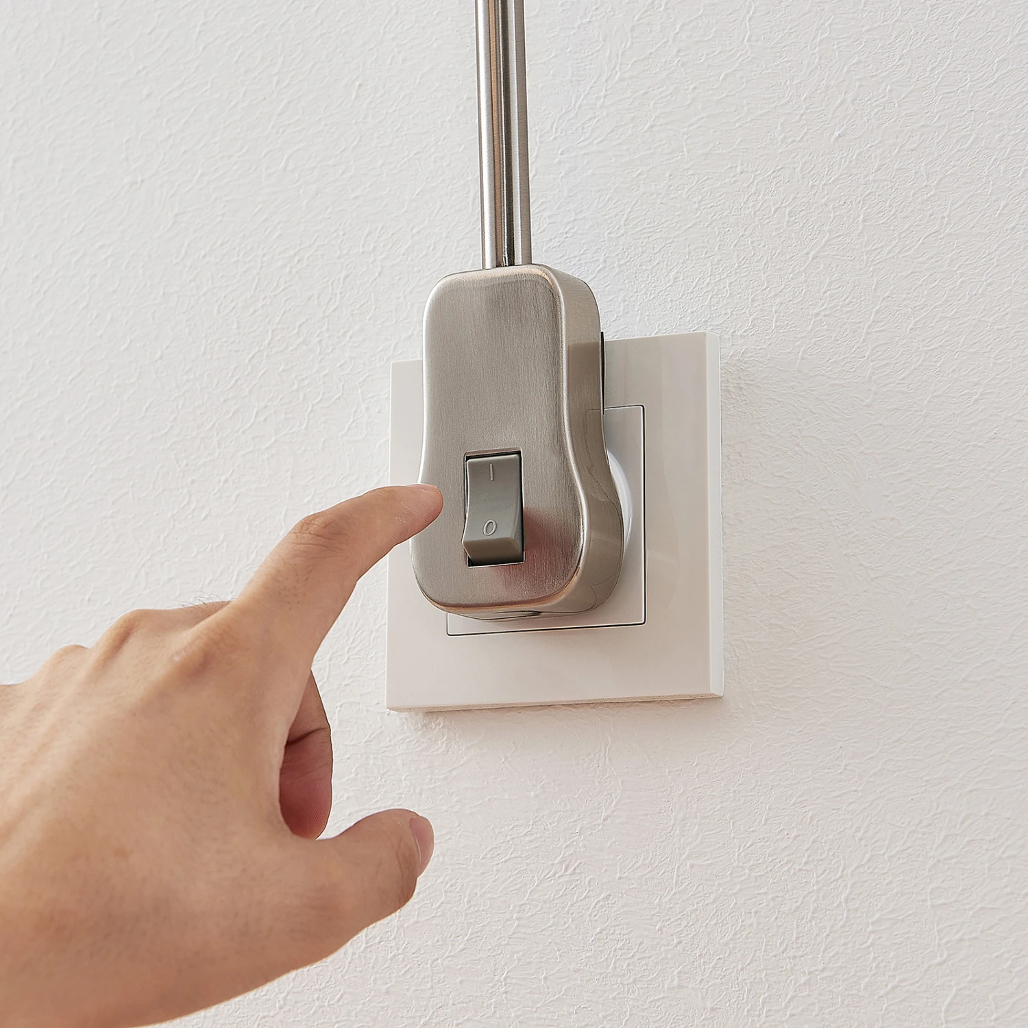 Lindby Aeryn Steckdosenleuchte, Flexarm, Schalter – Bild 8