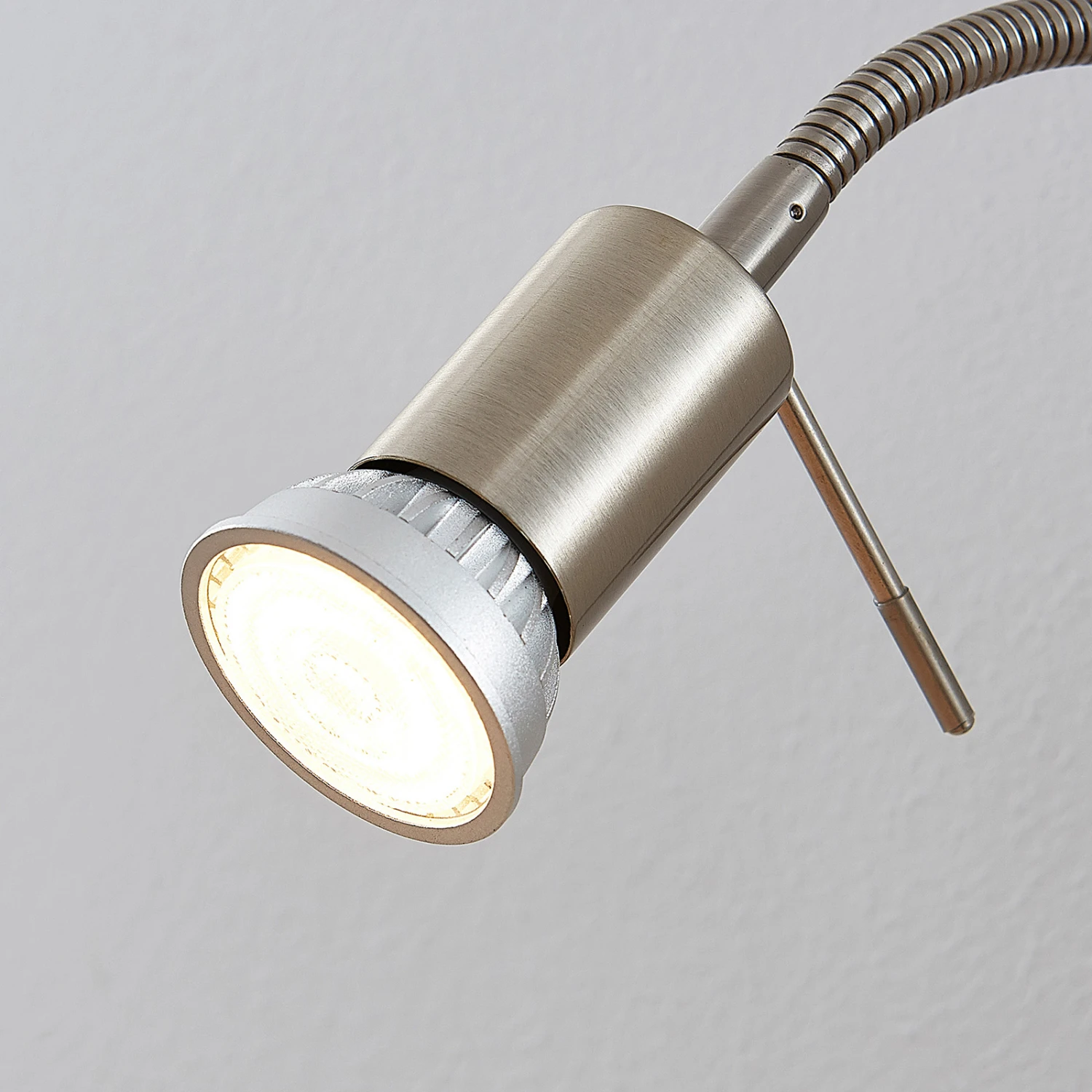 Lindby Ahoja Steckdosenleuchte, Flexarm, Schalter – Bild 6