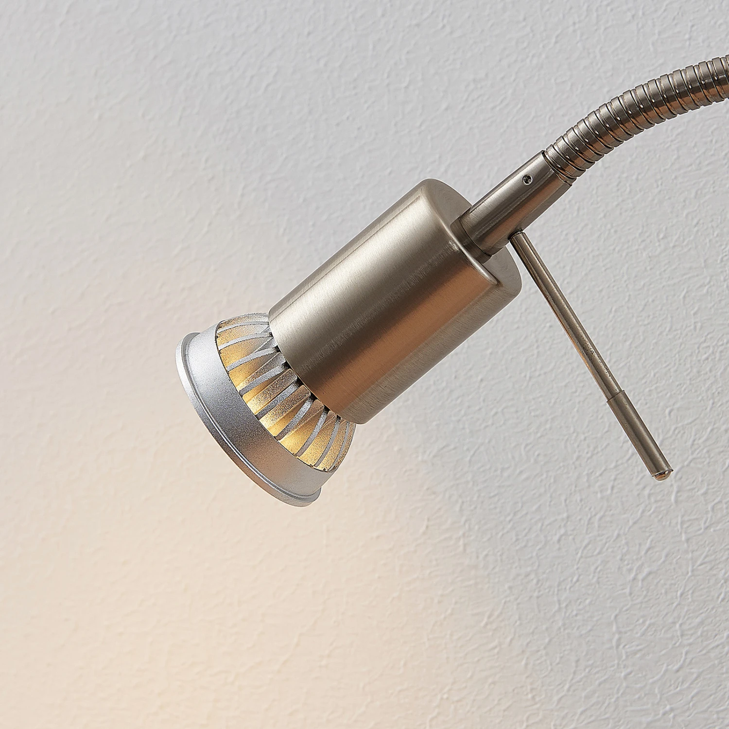 Lindby Ahoja Steckdosenleuchte, Flexarm, Schalter – Bild 7