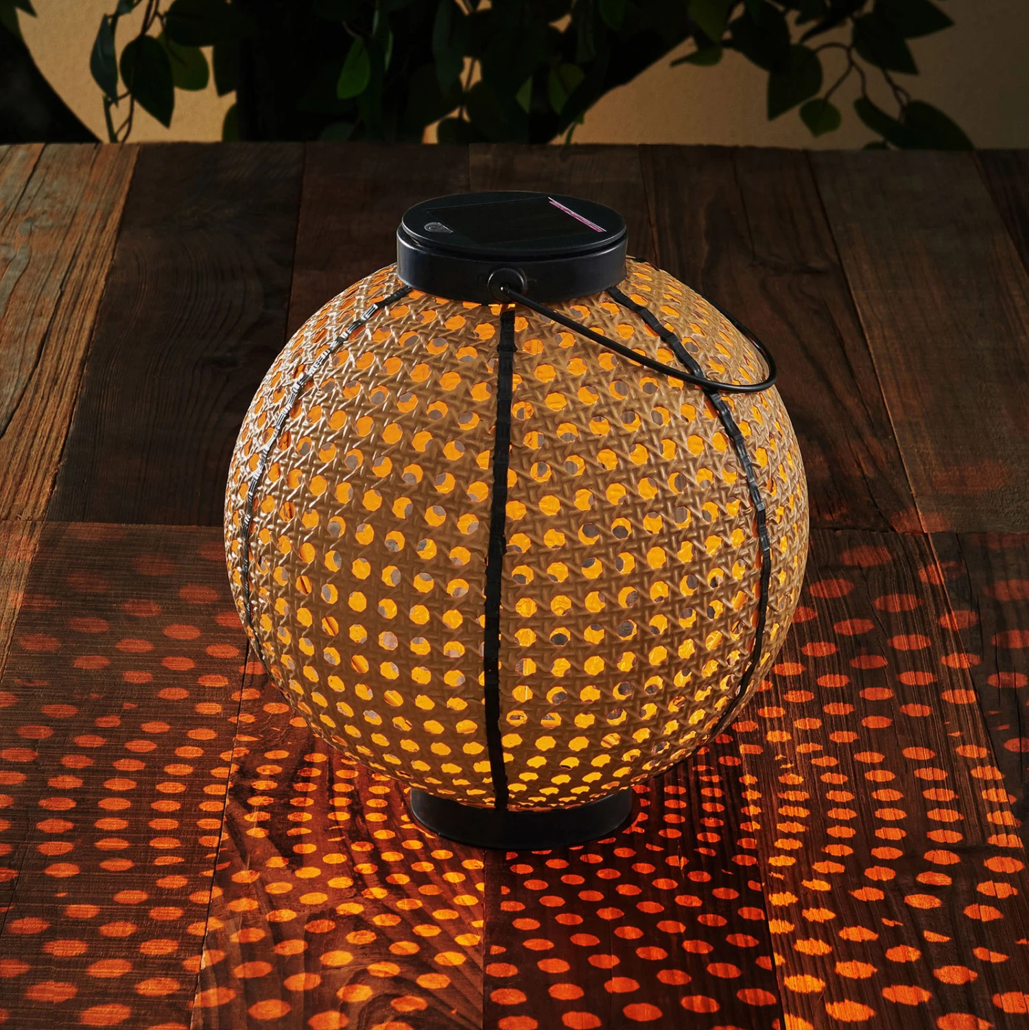 Lindby Lemark LED-Solarlaterne, Kugel, Tragbar